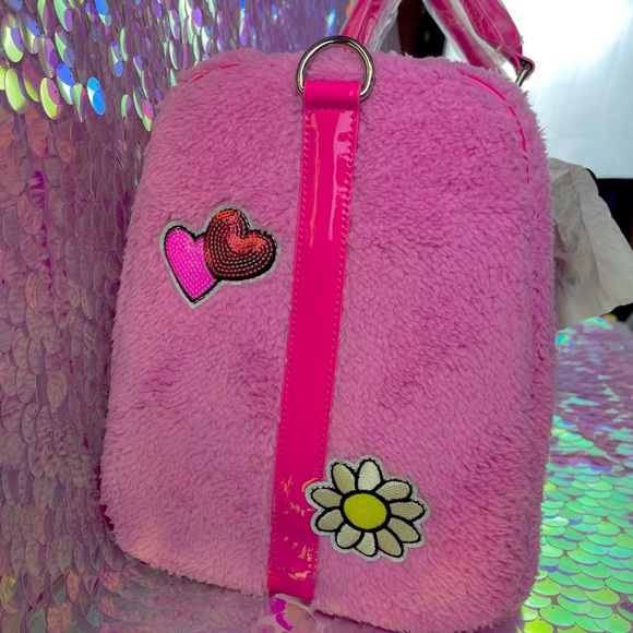 Everything’s Archie Fuzzy Bubble Gum pink Weekender - Picture 3 of 8